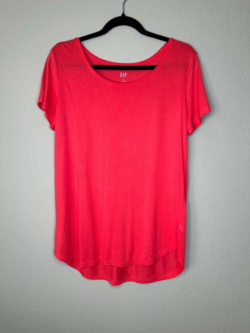 GAP Luxe Women’s Scoopneck 100% Rayon High Low Tee Top Size Medium Coral Red